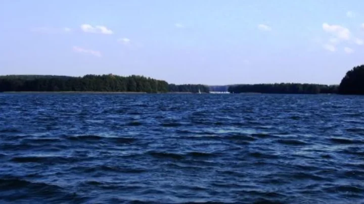 Tragedia na jeziorze Sasek Mały – trwa poszukiwanie zaginionego wędkarza